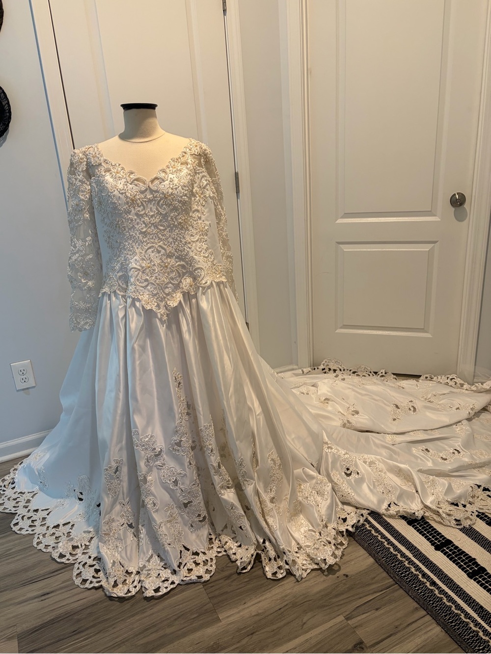 VTG 90’s Mary’s Bridal White Lace Long-Sleeve Wedding Gown
